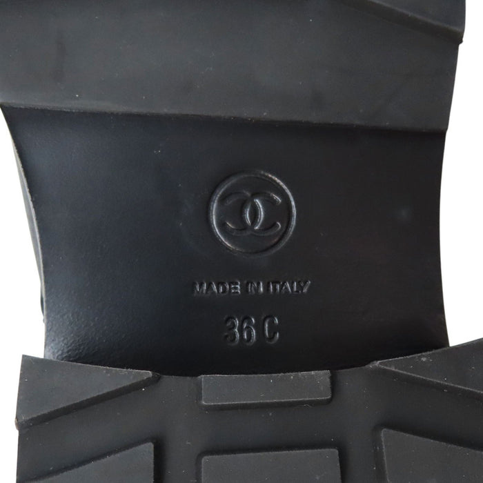 CHANEL 
Bottes courtes à lacets en cuir avec logo COCO CC et perles fantaisie 
Marque Coco