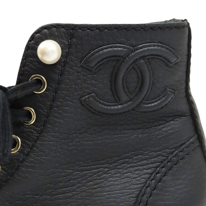 CHANEL 
Bottes courtes à lacets en cuir avec logo COCO CC et perles fantaisie 
Marque Coco