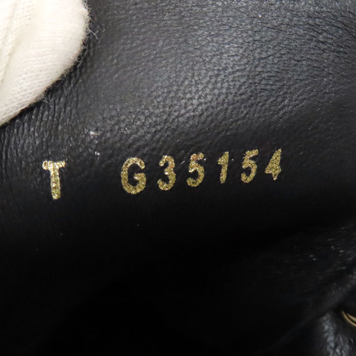 CHANEL 
Bottes courtes à lacets en cuir avec logo COCO CC et perles fantaisie 
Marque Coco