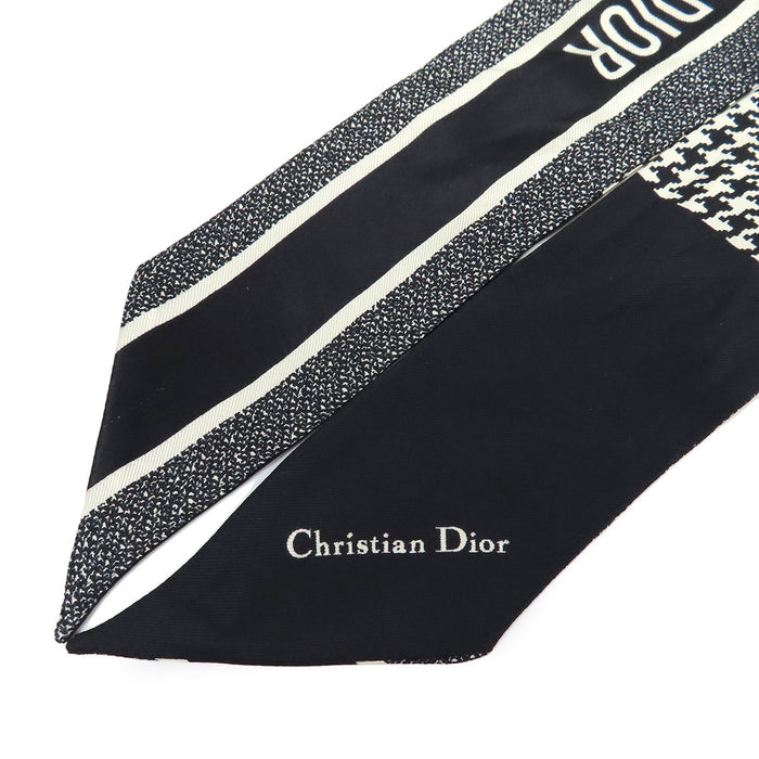 Dior 
Foulard en soie à motif pied-de-poule 
30 Montaigne Mitzah