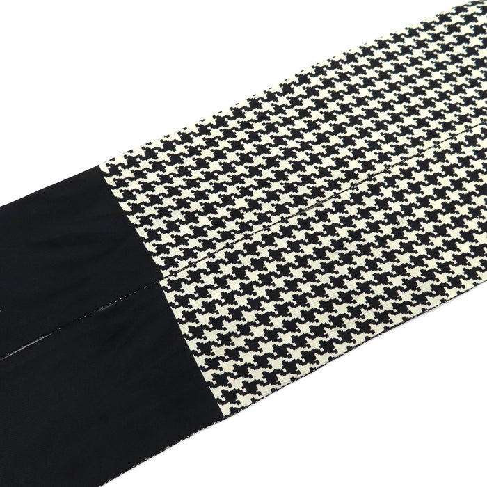 Dior 
Foulard en soie à motif pied-de-poule 
30 Montaigne Mitzah