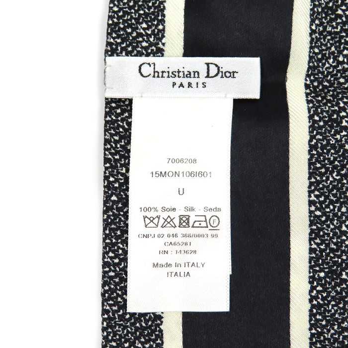 Dior 
Foulard en soie à motif pied-de-poule 
30 Montaigne Mitzah