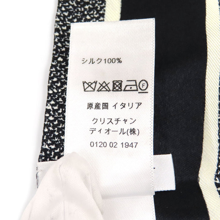 Dior 
Foulard en soie à motif pied-de-poule 
30 Montaigne Mitzah