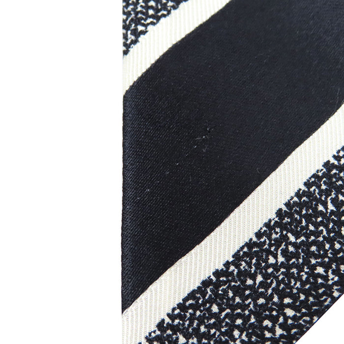 Dior 
Foulard en soie à motif pied-de-poule 
30 Montaigne Mitzah