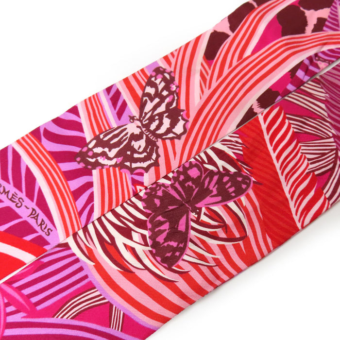 HERMES 
Foulard Twilly en soie avec logo Jaguar Quetzal