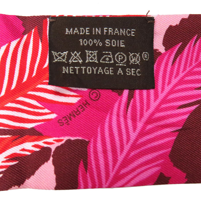 HERMES 
Foulard Twilly en soie avec logo Jaguar Quetzal