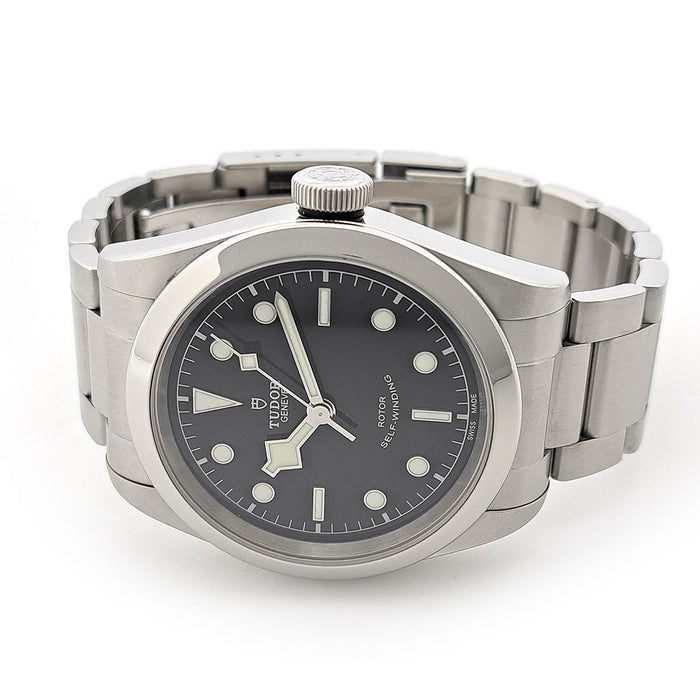 TUDOR 
Black Bay 
Avec boîte et garantie