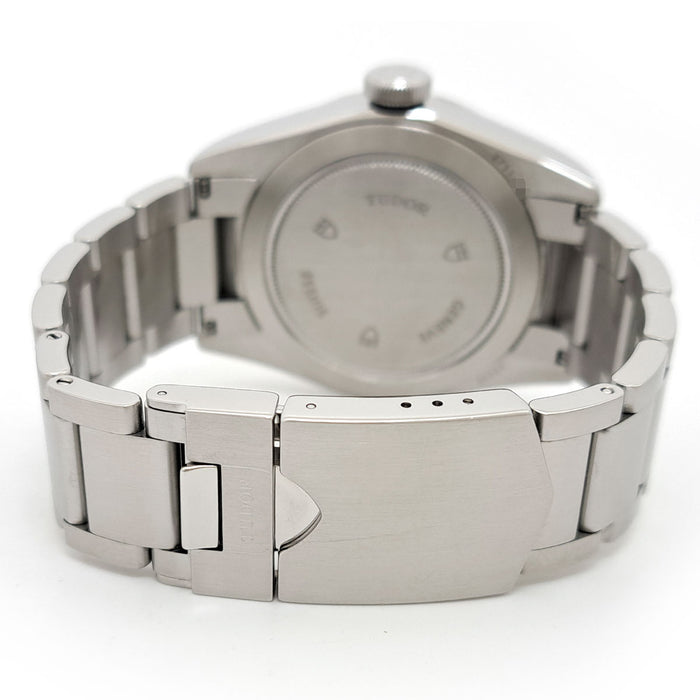 TUDOR 
Black Bay 
Avec boîte et garantie