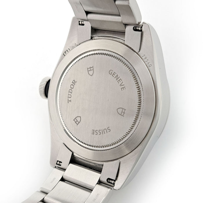 TUDOR 
Black Bay 
Avec boîte et garantie