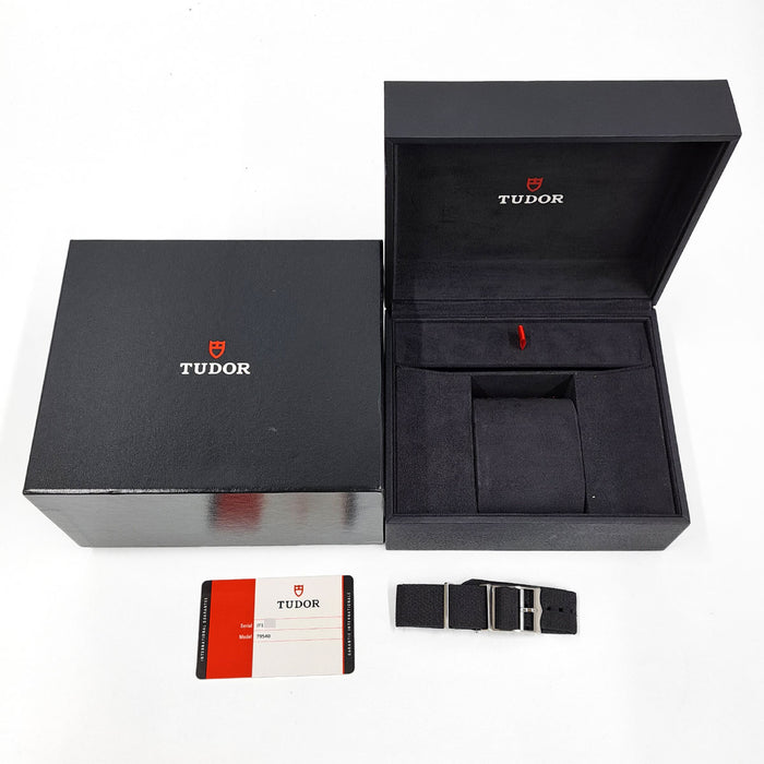 TUDOR 
Black Bay 
Avec boîte et garantie