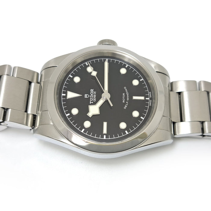 TUDOR 
Black Bay 
Avec boîte et garantie