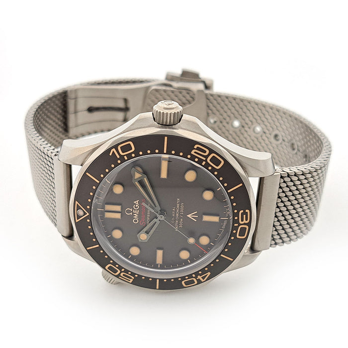 OMEGA 
Seamaster Diver 300 Co-Axial 007 
with box and warranty card