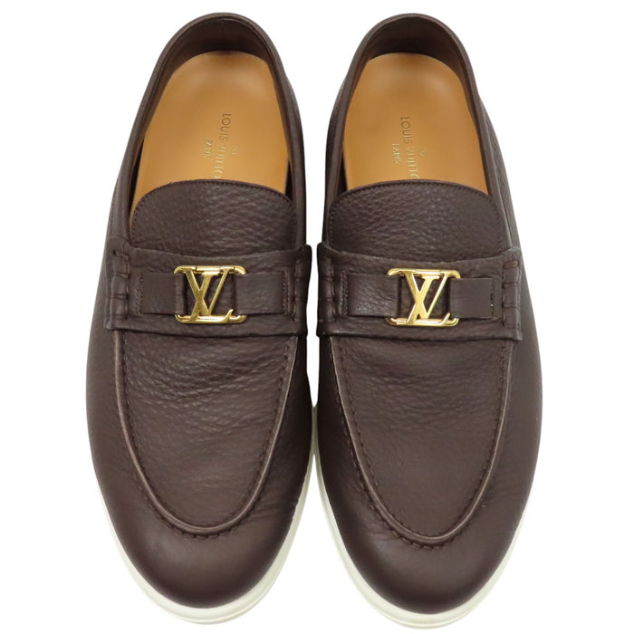 LOUIS VUITTON 
LV ロゴ レザー ゴールドカラーメタル 
エステート ローファー