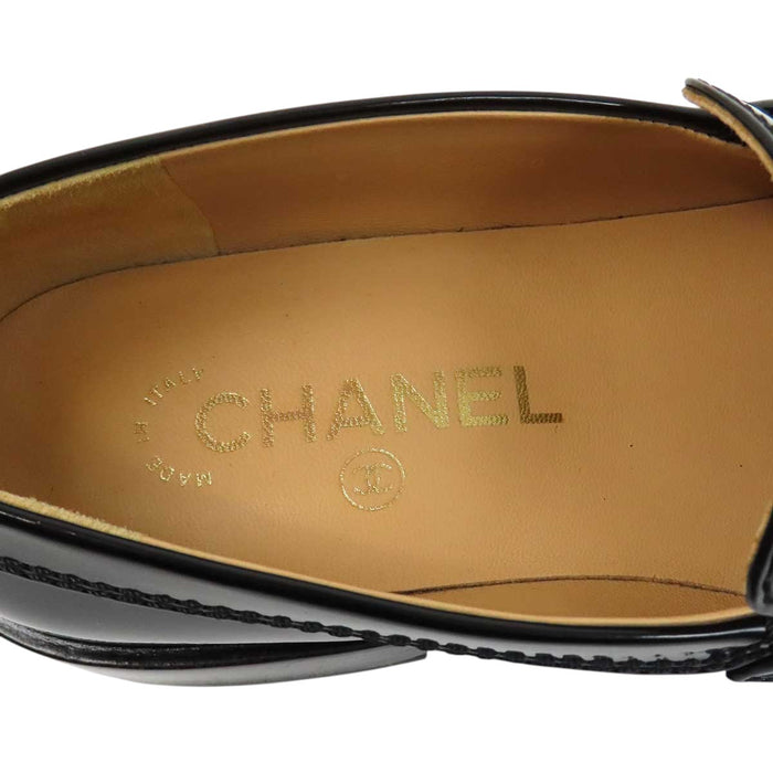 CHANEL 
COCO CC レザー ゴールドカラーメタル パテントレザー 
ココマーク ロゴ チェーン レザー ローファー