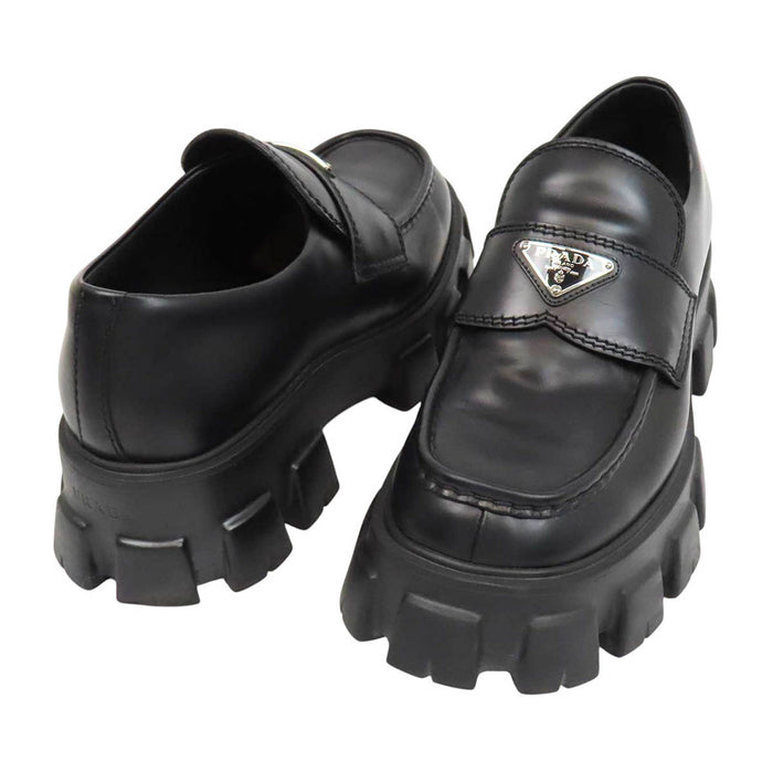 PRADA 
トライアングルロゴ 三角プレート 
モノリス ブラッシュドレザー ローファー