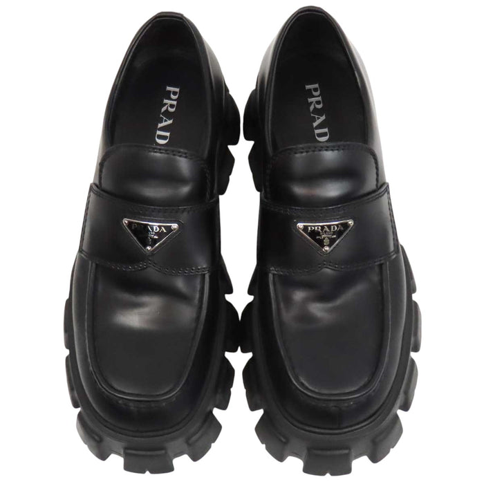 PRADA 
トライアングルロゴ 三角プレート 
モノリス ブラッシュドレザー ローファー