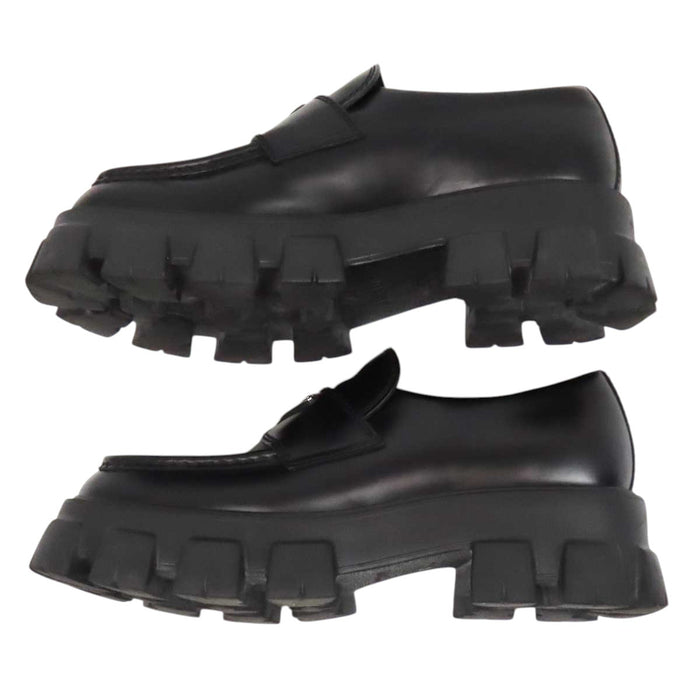 PRADA 
トライアングルロゴ 三角プレート 
モノリス ブラッシュドレザー ローファー
