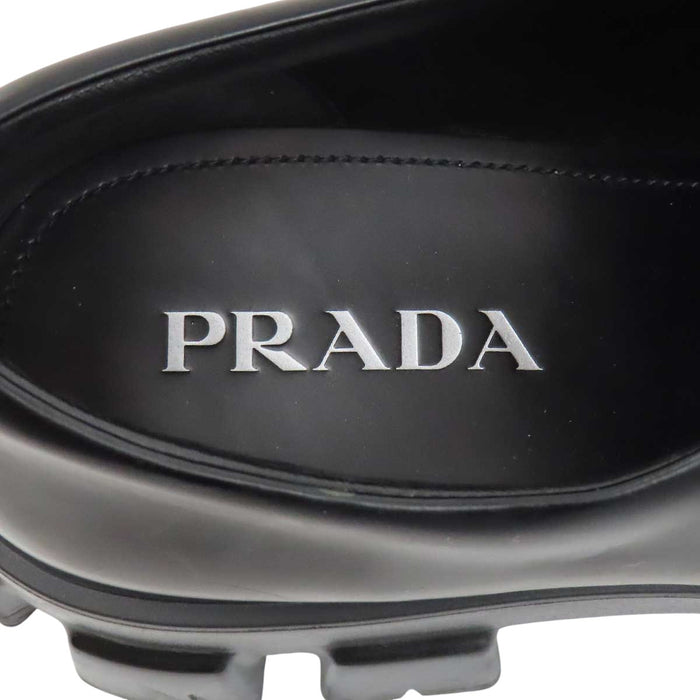 PRADA 
トライアングルロゴ 三角プレート 
モノリス ブラッシュドレザー ローファー