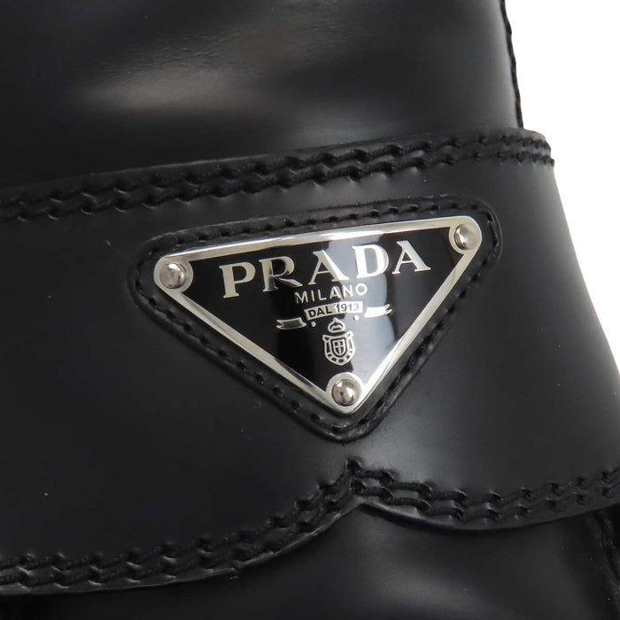 PRADA 
トライアングルロゴ 三角プレート 
モノリス ブラッシュドレザー ローファー