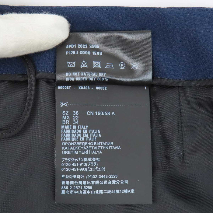 PRADA  
Gonna con bottoni logo e dettagli in metallo color oro, misto lana