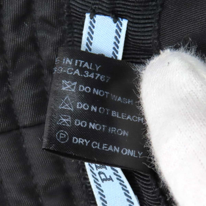 PRADA  
Piastra triangolare  
Cappello a secchiello in nylon con logo triangolare