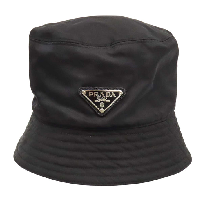 PRADA  
Piastra triangolare  
Cappello a secchiello in nylon con logo triangolare