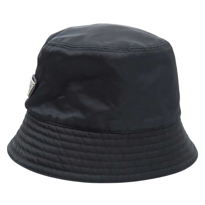 PRADA  
Piastra triangolare  
Cappello a secchiello in nylon con logo triangolare