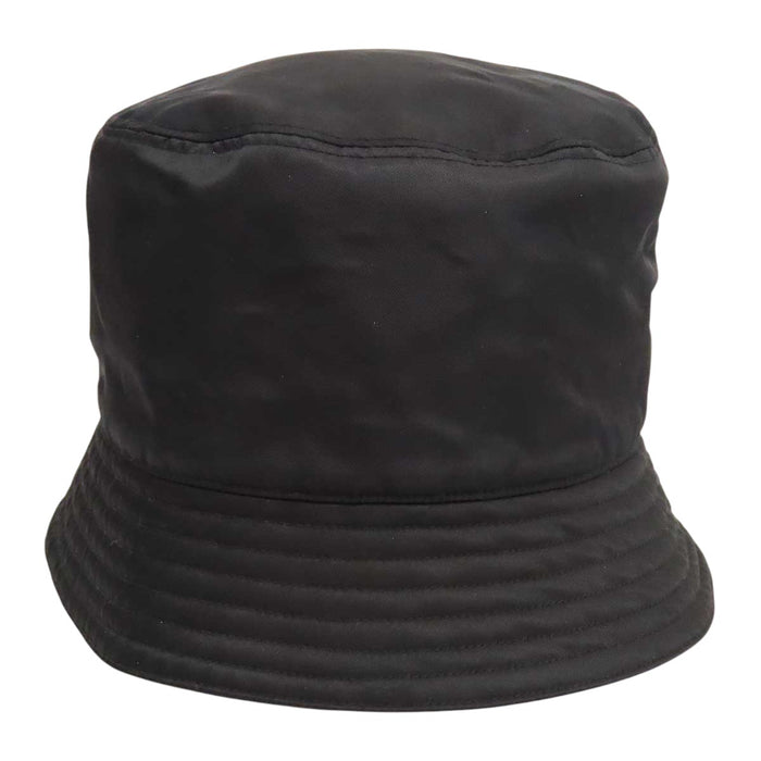 PRADA  
Piastra triangolare  
Cappello a secchiello in nylon con logo triangolare