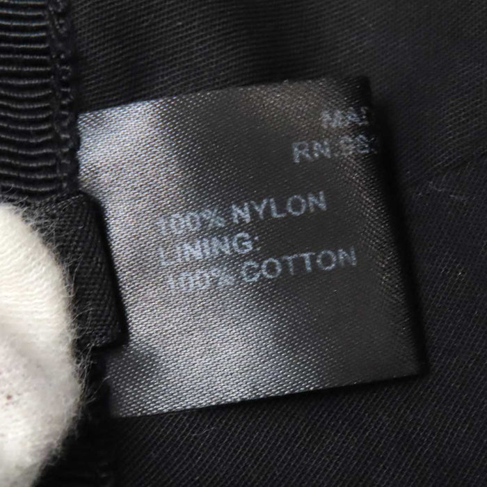 PRADA  
Piastra triangolare  
Cappello a secchiello in nylon con logo triangolare