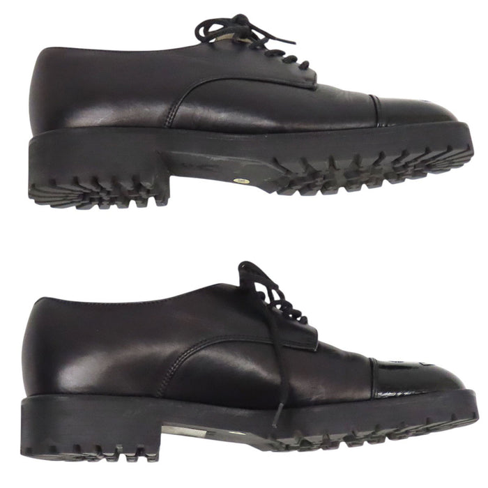 CHANEL  
Scarpe in pelle con logo COCO CC e allacciatura a pizzo  
Scarpe in pelle con logo Coco Mark e allacciatura a pizzo