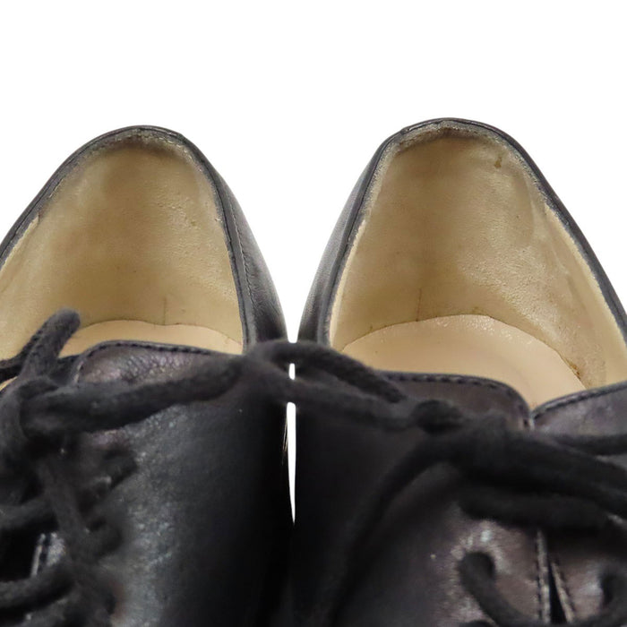 CHANEL  
Scarpe in pelle con logo COCO CC e allacciatura a pizzo  
Scarpe in pelle con logo Coco Mark e allacciatura a pizzo