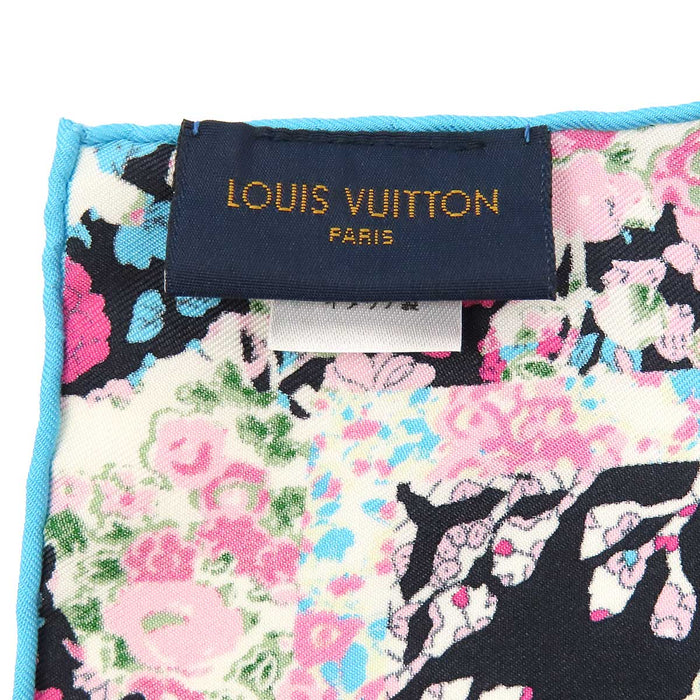 LOUIS VUITTON  
Écharpe en soie grande taille LV fleur  
Écharpe motif logo floral