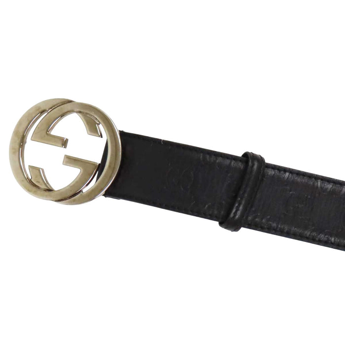 GUCCI  
Cintura in pelle con motivo GG logo all-over, metallo color argento  
Fibbia Interlocking G in pelle Gucci Shima
