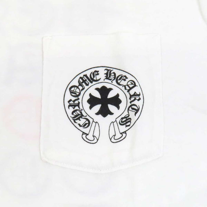 CHROME HEARTS  
CH MADE IN HOLLYWOOD  
T-shirt con stampa in inglese e ferro di cavallo sul retro