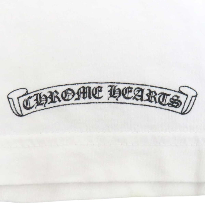 CHROME HEARTS  
CH MADE IN HOLLYWOOD  
T-shirt con stampa in inglese e ferro di cavallo sul retro