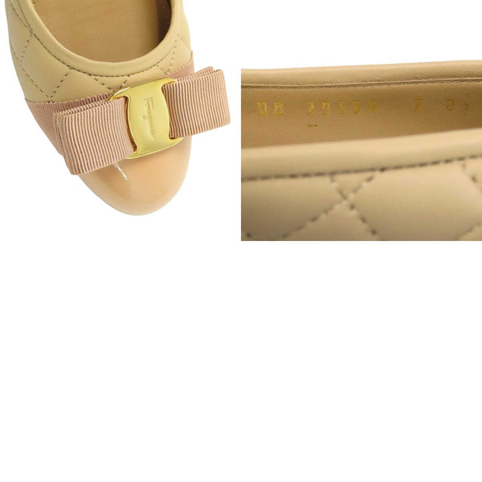 Salvatore Ferragamo  
标志性皮革漆皮  
Vara 蝴蝶结绗缝高跟鞋