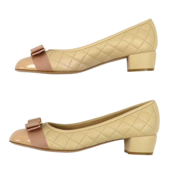 Salvatore Ferragamo  
标志性皮革漆皮  
Vara 蝴蝶结绗缝高跟鞋
