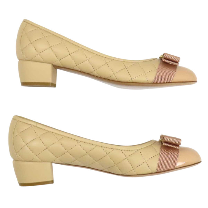 Salvatore Ferragamo  
标志性皮革漆皮  
Vara 蝴蝶结绗缝高跟鞋