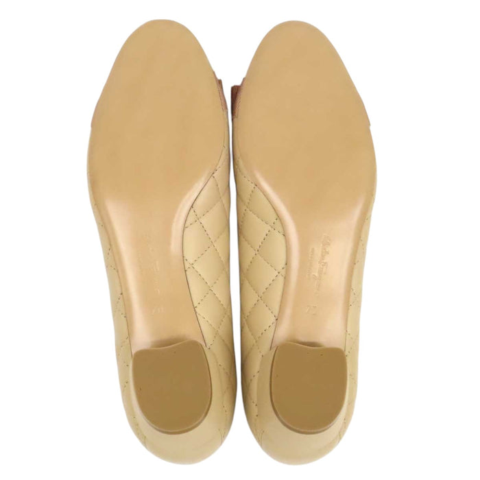 Salvatore Ferragamo  
标志性皮革漆皮  
Vara 蝴蝶结绗缝高跟鞋
