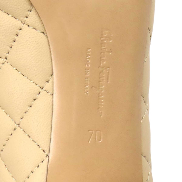 Salvatore Ferragamo  
标志性皮革漆皮  
Vara 蝴蝶结绗缝高跟鞋