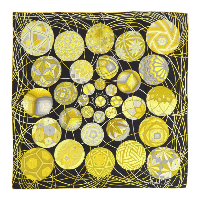 HERMES  
Écharpe grande taille en soie  
Carré 90 L’ART DU TEMARI L’univers des temari