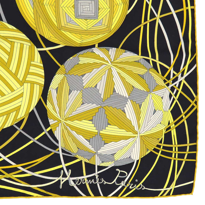 HERMES  
Écharpe grande taille en soie  
Carré 90 L’ART DU TEMARI L’univers des temari