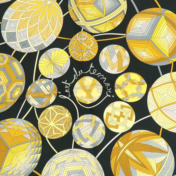 HERMES  
Écharpe grande taille en soie  
Carré 90 L’ART DU TEMARI L’univers des temari