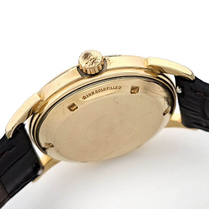 UNIVERSAL GENEVE 
ハーフローター　cal.139