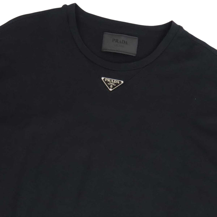 PRADA  
Maglietta girocollo in cotone con logo triangolo e piastra triangolare