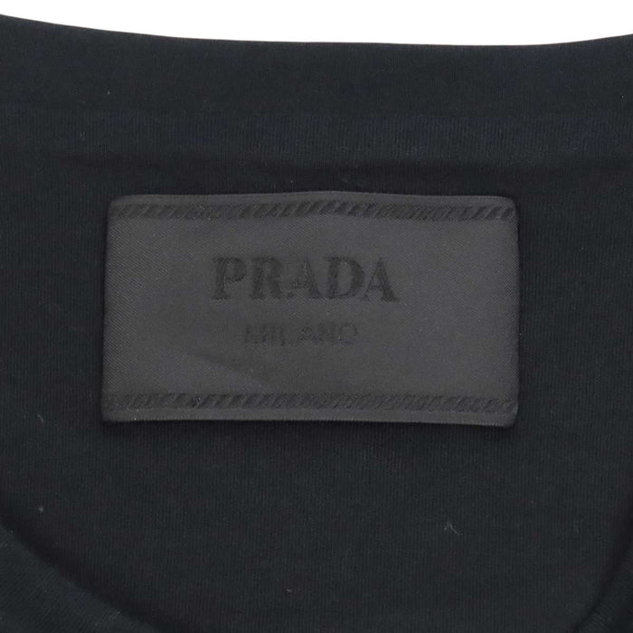 PRADA  
Maglietta girocollo in cotone con logo triangolo e piastra triangolare