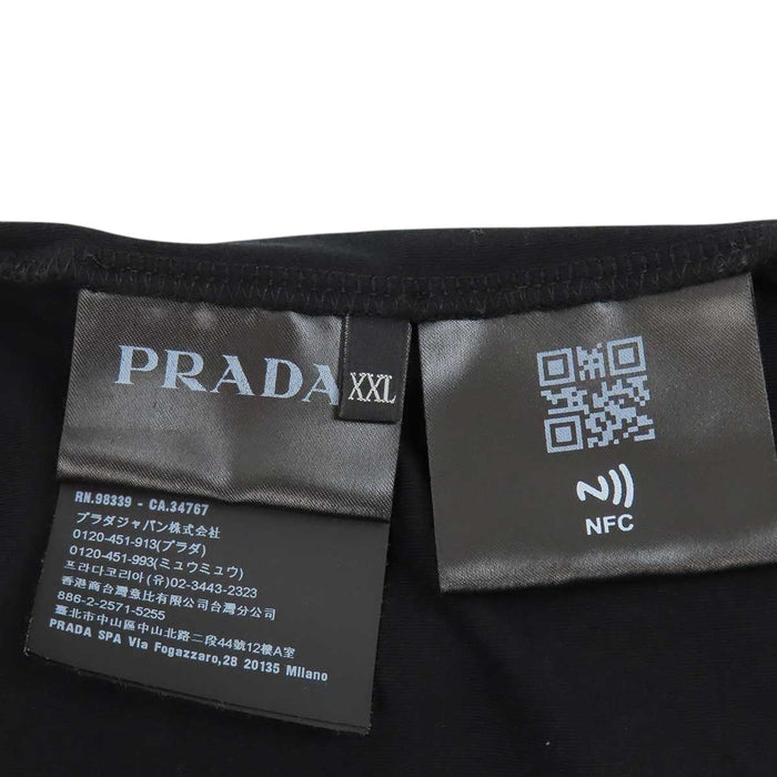 PRADA  
Maglietta girocollo in cotone con logo triangolo e piastra triangolare