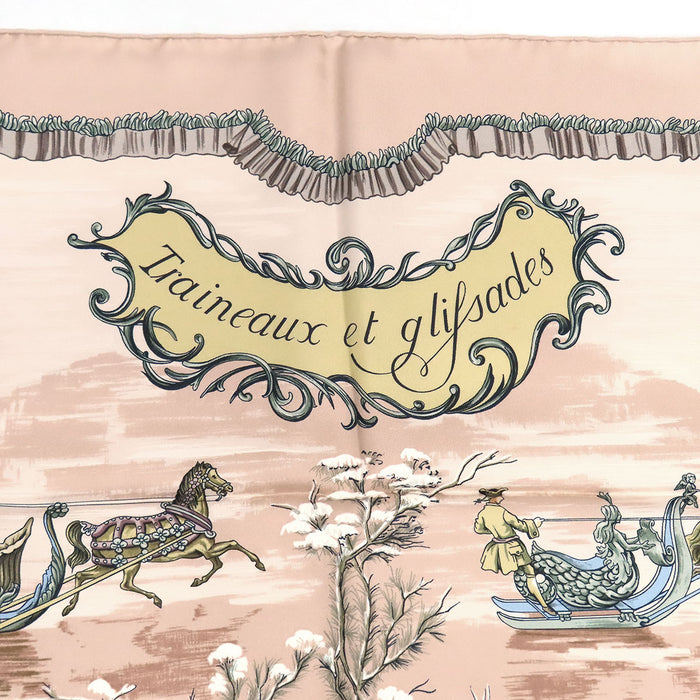 HERMÈS  
Écharpe grande taille en soie motif cheval  
Carré 90 Traîneaux et patinage Sol et patins