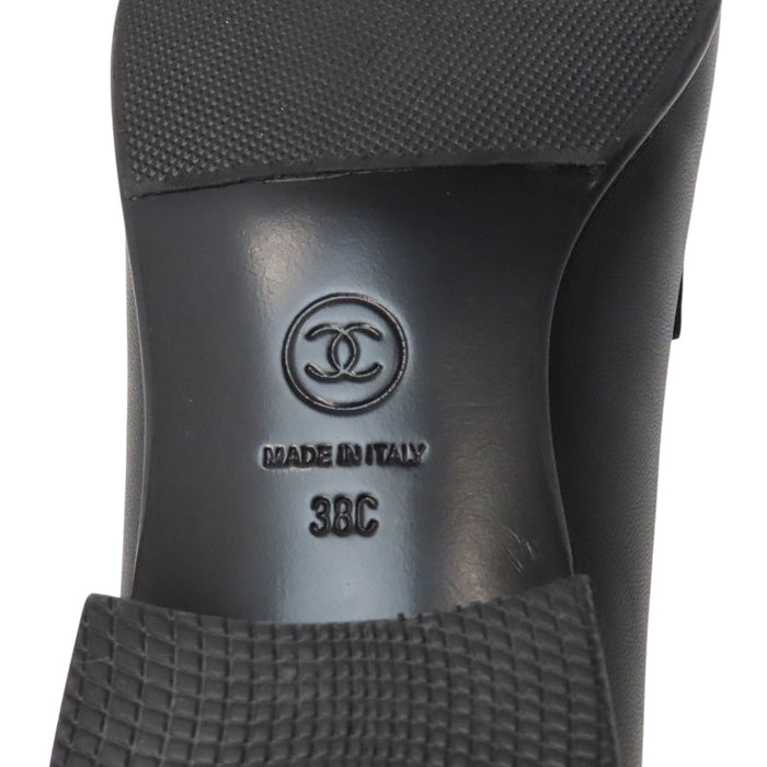 CHANEL  
COCO CC logo cuir  
Mocassins Boy Chanel avec logo Coco  
Matelassé