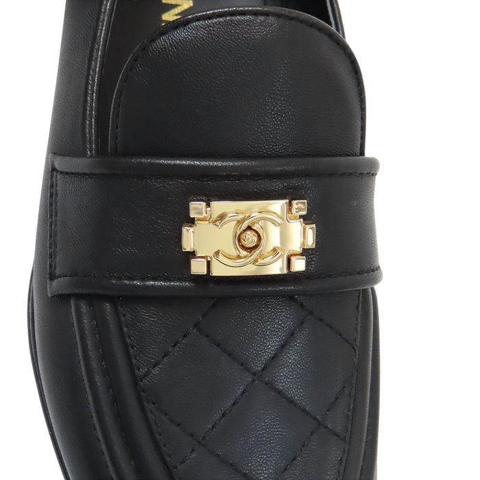 CHANEL  
COCO CC logo cuir  
Mocassins Boy Chanel avec logo Coco  
Matelassé